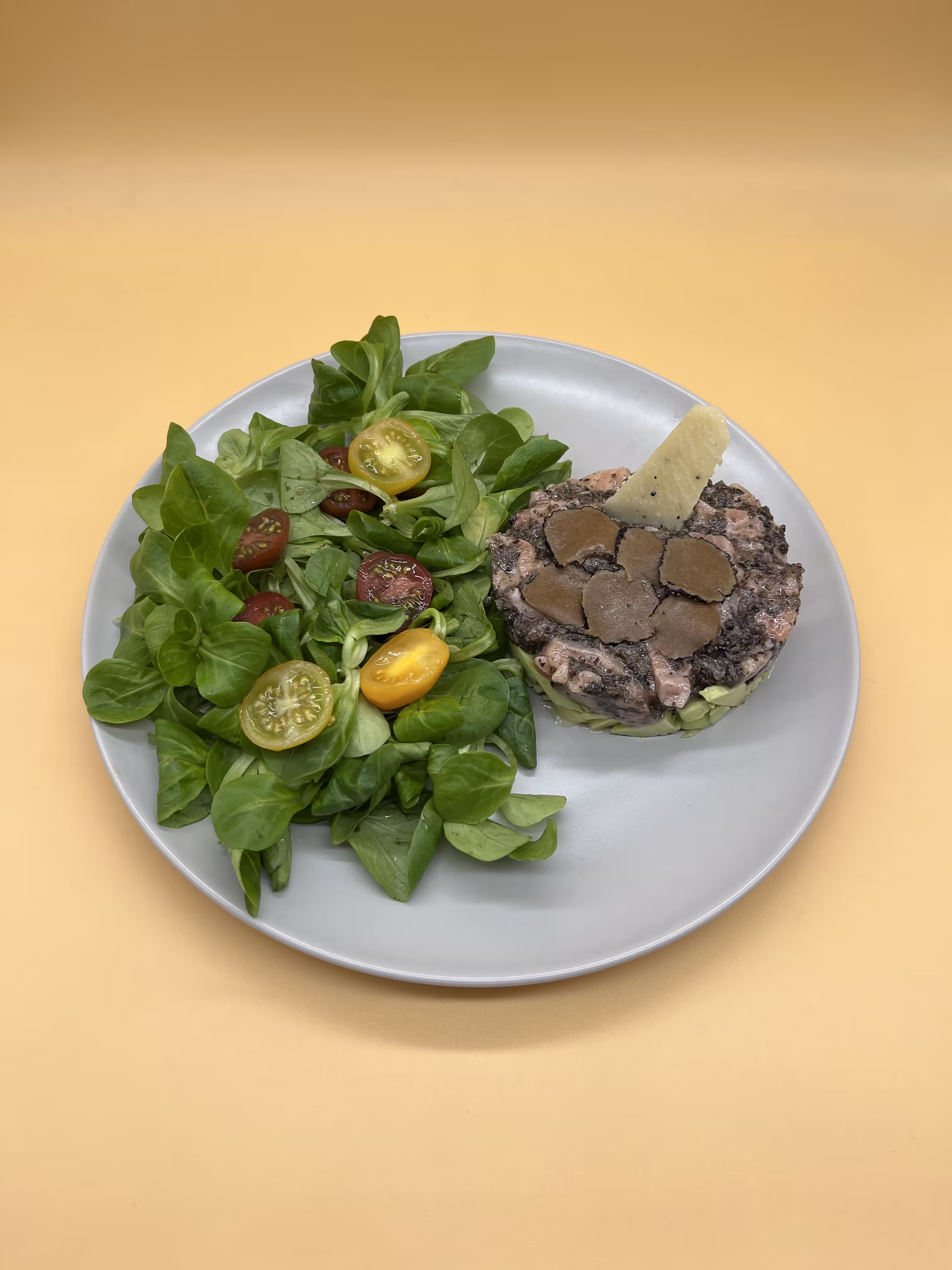 tartare, lamelles de truffes et salade verte